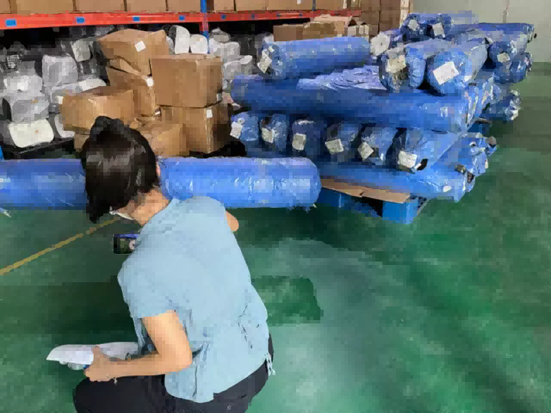 Klientas stebi, kaip užpildomas konteineris: prižiūrimas pakrovimas Sealocko Vietnamo gamykloje