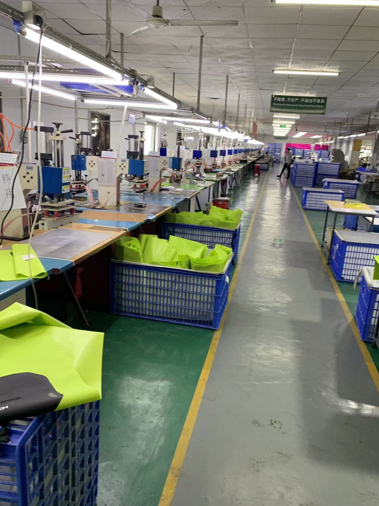 Gamybos viduje: kaip „Hi-Vis“ vandeniui atsparus motociklo krepšys pastatomas „Sealock“.